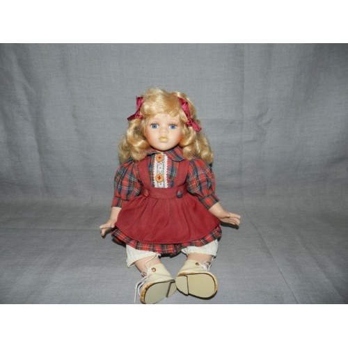 Кукла фарфоровая сидячая 41 см