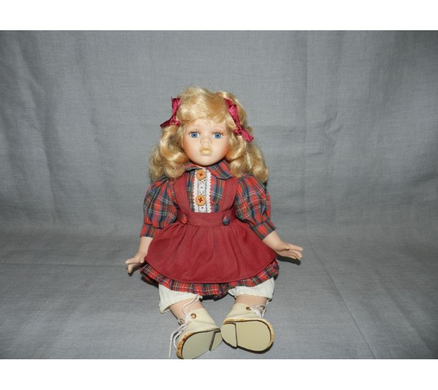Кукла фарфоровая сидячая 41 см d112